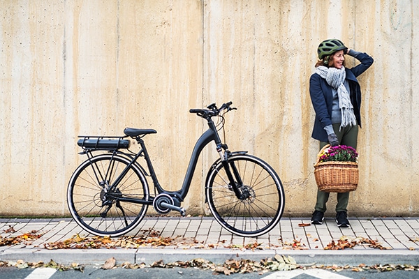 Woman with classic ebike in in the fall